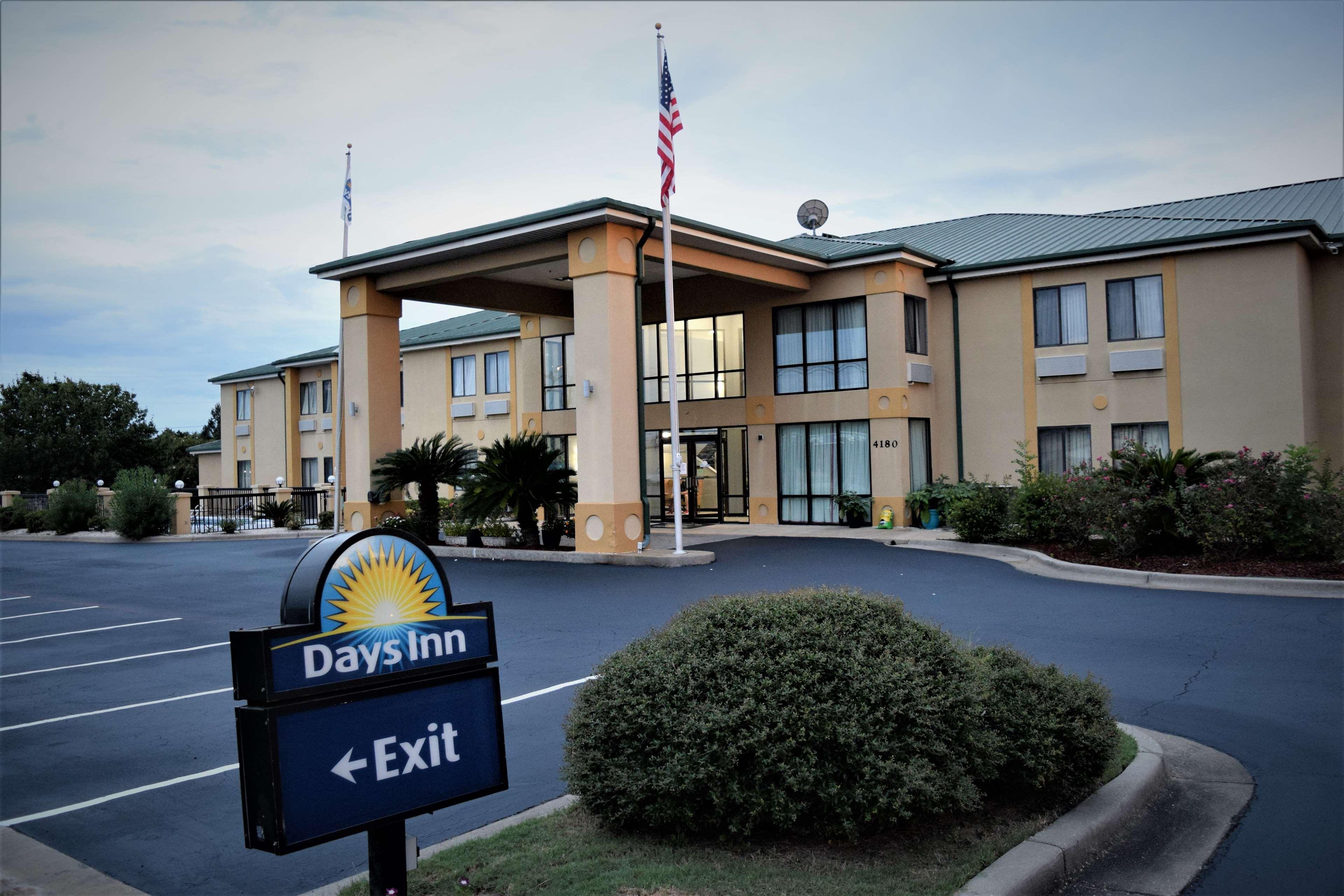 Days Inn By Wyndham Montgomery Exteriör bild